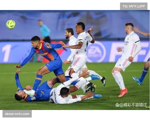 马德里街头搭建巨型屏幕，数千球迷聚集观看皇马客场比赛